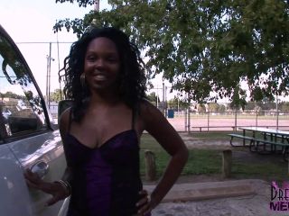 Big Booty Black Girl Flashes In A Public Park-1