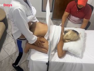 [GetFreeDays.com] Pervertido Se Hace Pasar por Medico Ginecologo para Follar A La Hermosa Esposa Al Lado de Su Marido Porn Video December 2022-4