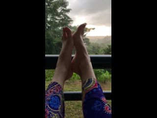 Wiggle Feet in Rainforest webcam QueenMotherSoles-0