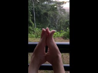Wiggle Feet in Rainforest webcam QueenMotherSoles-2