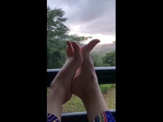 Wiggle Feet in Rainforest webcam QueenMotherSoles-3