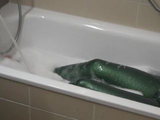 Video Latex in the bath tube ansehen Madame Tina-2