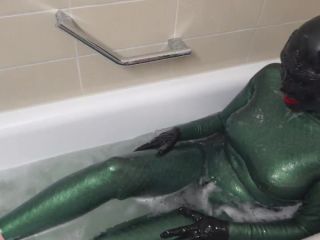 Video Latex in the bath tube ansehen Madame Tina-6