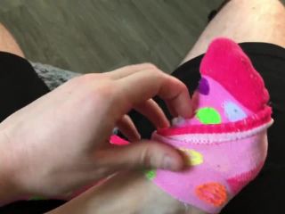 Your step sister finds out you love feet and lets you cum on hers 4k-0