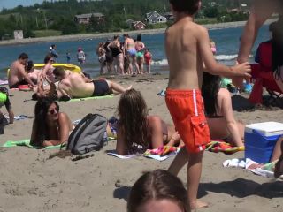 Beach voyeur secretly examines three girls-2