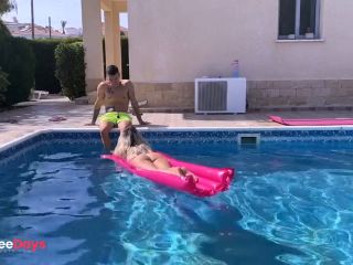 [GetFreeDays.com] La Mamma Del Vicino Si Fa Mettere a Pecora in Piscina, Si Fa Scopare a 90 E L... Adult Film May 2023-0