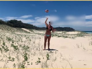 WifeyDoesWife Shows Tits On Public Beach ｜ Best Tits On Beach-1