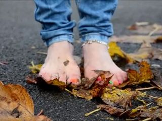 Dirty feet – Barefoot Urban Girls – RED-X: barefoot autumn in Lugano | stinky feet | feet porn -3