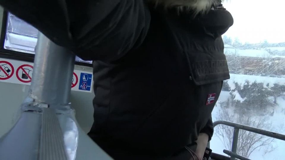 [Amateur] Brunette Masturbate in Ski Lift  brunette touches herself while skiing