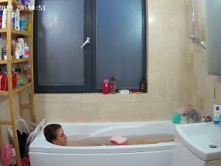 Girlfriend shaving armpits in the bathtube. hidden cam-3