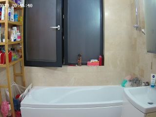 Girlfriend shaving armpits in the bathtube. hidden cam-9