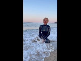 Katerina Piglet () Katerinapiglet - the warm sea caresses the body in latex these are such pleasant sensations 13-08-2021-0