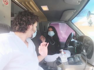[Amateur] La jefa paramedico convence al empleado nuevo a chichar en la ambulancia-0