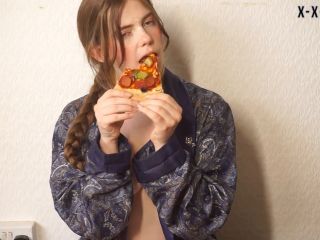 eating, food, food porn, food stuffing, mouth fetish horny slut eats vegan pizza Manyvids  LongHairLuna   Eating-1